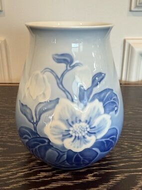 B&G DENMARK BING & GRONDAHL CHRISTMAS ROSE PORCELAIN VASE